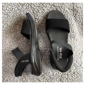 Skechers Women's Size 8 Black Slip-In Sandals.